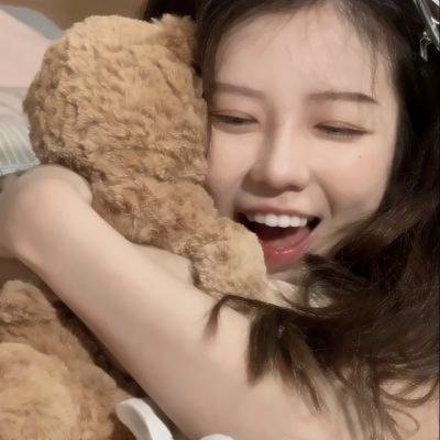 穿黄睡衣的女孩